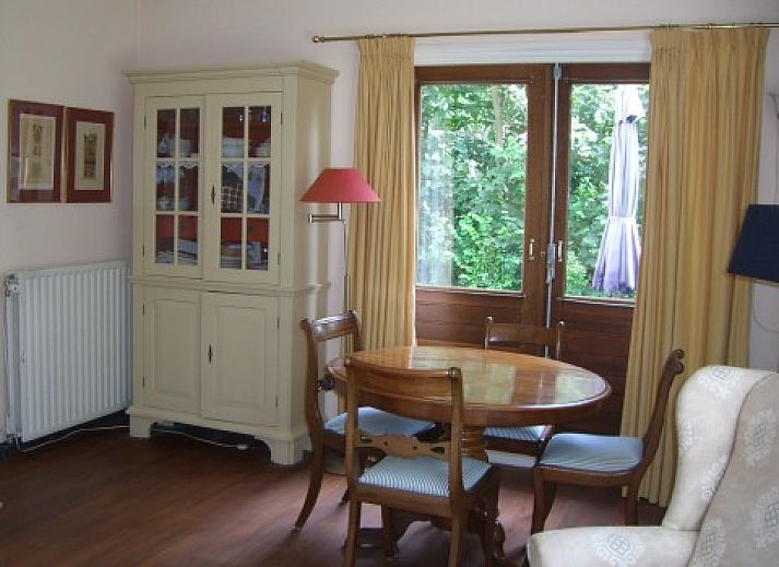 Uitgestrekte groene tuin bij Akkerduin vakantiehuis in Ballum, Ameland.