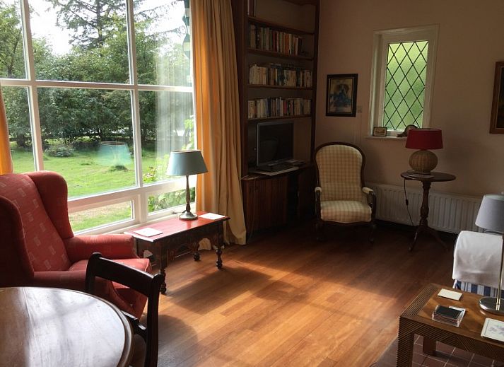 Uitgestrekte groene tuin bij Akkerduin vakantiehuis in Ballum, Ameland.