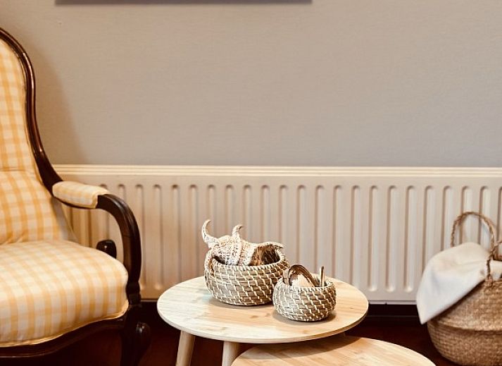 Uitgestrekte groene tuin bij Akkerduin vakantiehuis in Ballum, Ameland.