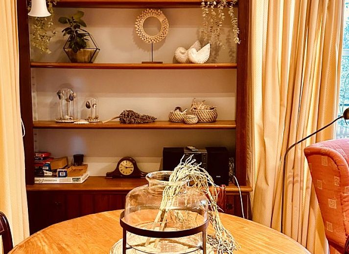 Uitgestrekte groene tuin bij Akkerduin vakantiehuis in Ballum, Ameland.