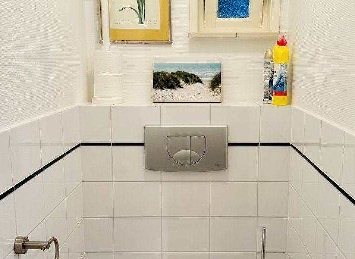 Moderne keuken in Akkerduin vakantiehuis in Ballum, Ameland met kleurrijke tegels.