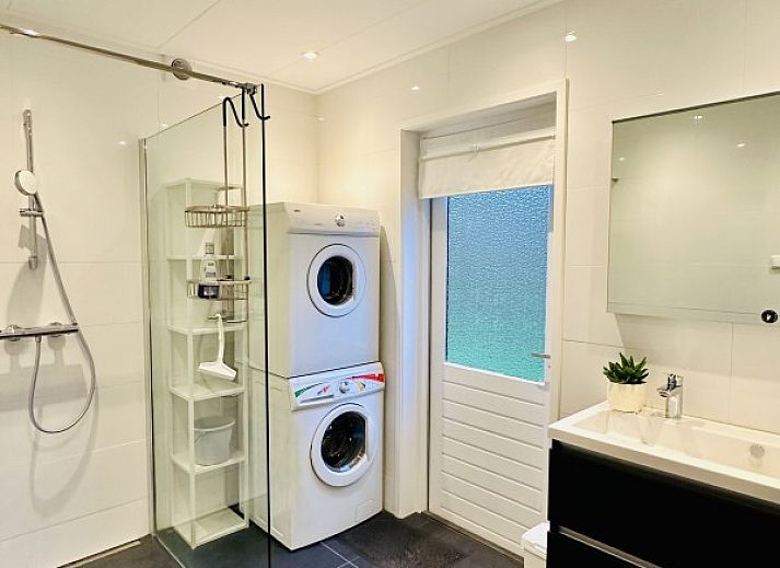 Moderne keuken in Akkerduin vakantiehuis in Ballum, Ameland met kleurrijke tegels.