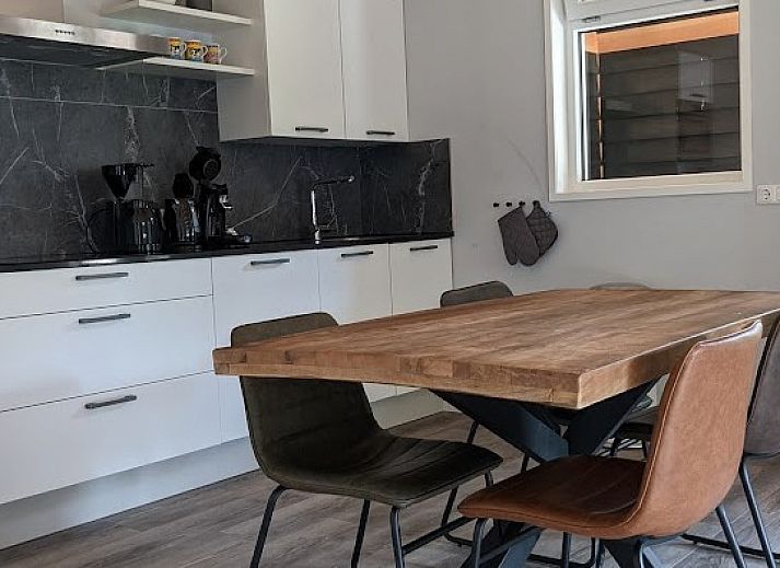 Veranda van bungalow Duunke in Ballum, Ameland met uitzicht op de tuin.