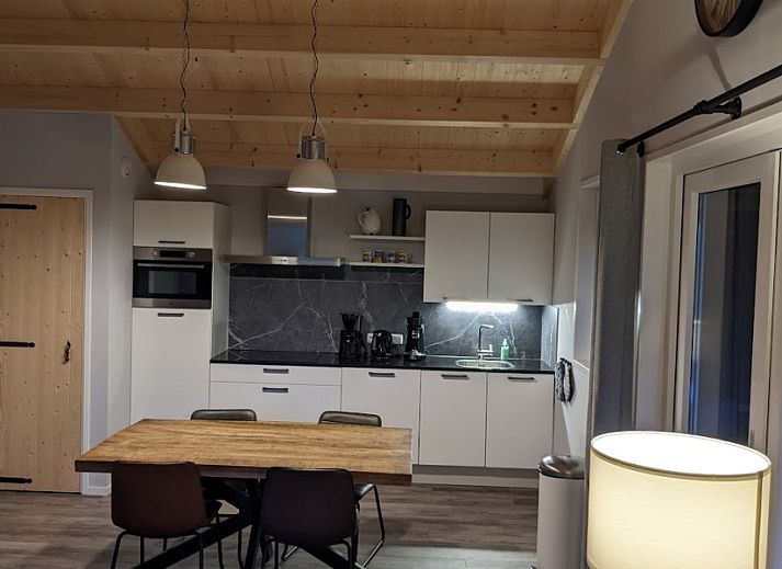 Veranda van bungalow Duunke in Ballum, Ameland met uitzicht op de tuin.