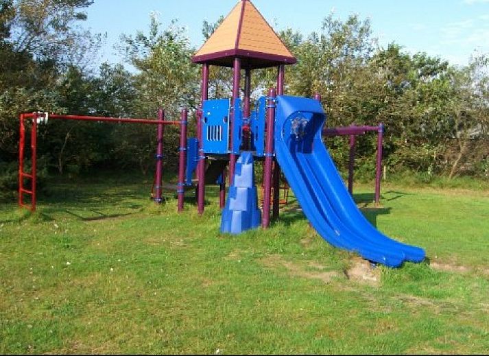 Veranda van bungalow Duunke in Ballum, Ameland met uitzicht op de tuin.