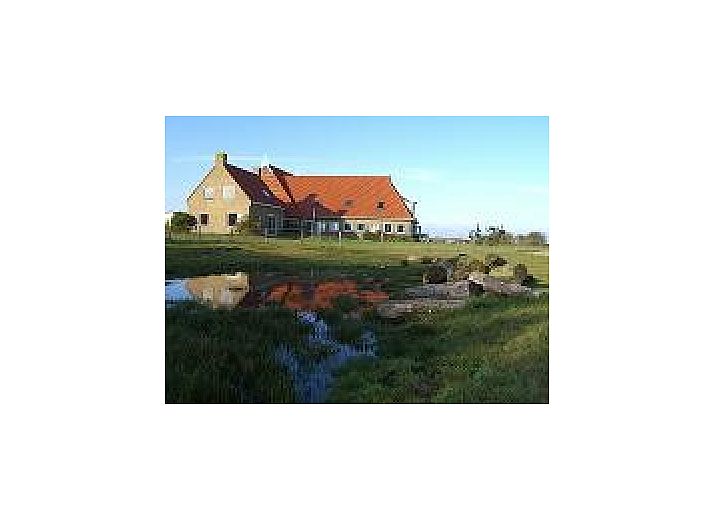 Veranda van bungalow Duunke in Ballum, Ameland met uitzicht op de tuin.