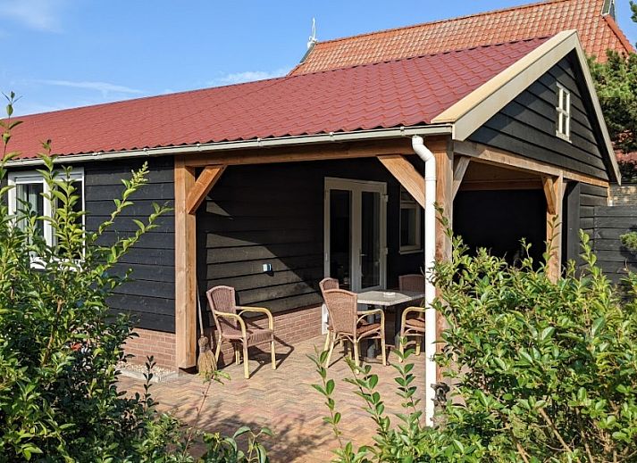 Moderne keuken in vakantiehuis Duunke, Ballum, Ameland met houten eettafel.