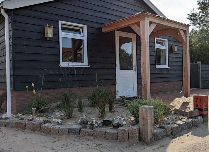 Moderne keuken in vakantiehuis Duunke, Ballum, Ameland met houten eettafel.