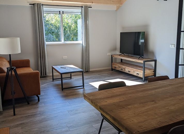 Moderne keuken in vakantiehuis Duunke, Ballum, Ameland met houten eettafel.