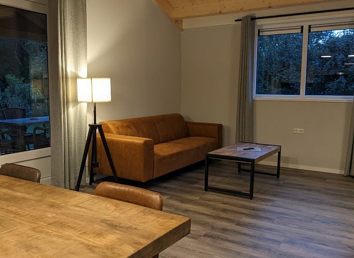 Moderne keuken in vakantiehuis Duunke, Ballum, Ameland met houten eettafel.