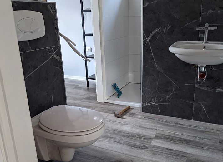 Moderne keuken in vakantiehuis Duunke, Ballum, Ameland met houten eettafel.