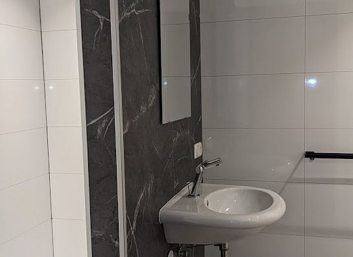 Gezellige eetruimte in bungalow Duunke, Ballum, Ameland met houten balkenplafond.