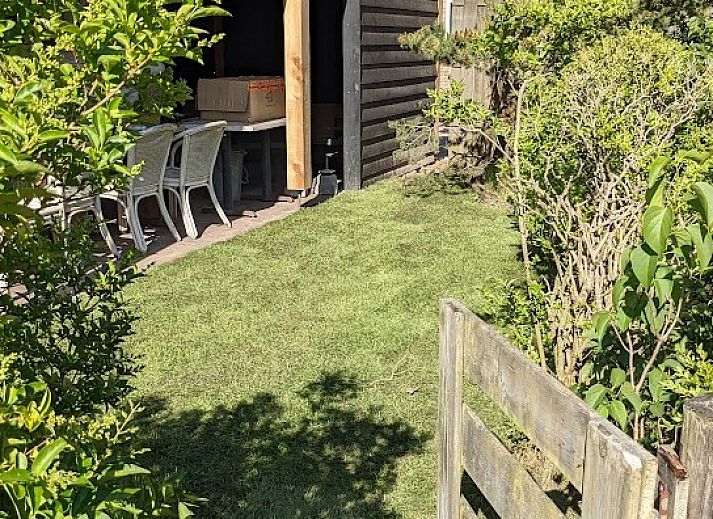 Gezellige eetruimte in bungalow Duunke, Ballum, Ameland met houten balkenplafond.