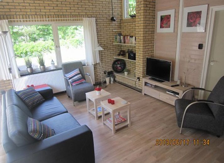 De Klipper vakantiehuis in Ballum Ameland met groene tuin en bloemenpracht.