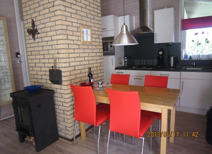 De Klipper vakantiehuis in Ballum Ameland met groene tuin en bloemenpracht.