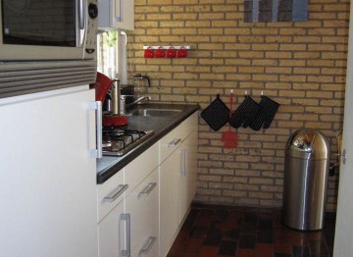 De Klipper vakantiehuis in Ballum Ameland met groene tuin en bloemenpracht.