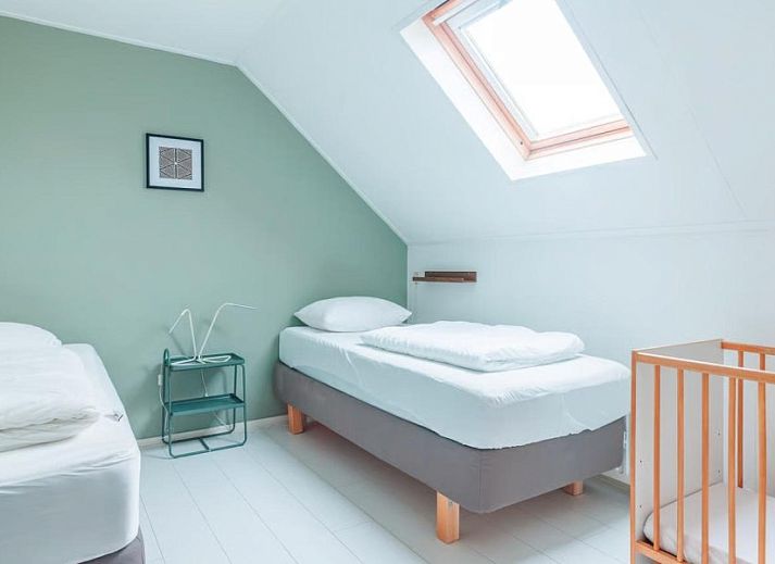 Gezellige zithoek in Noorderzon vakantiehuis, Buren, Ameland met moderne inrichting en veel natuurlijk licht.