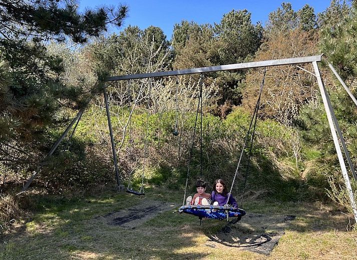 Vakantiehuis MIEKIE in Buren, Ameland omgeven door groene natuur en blauwe lucht.