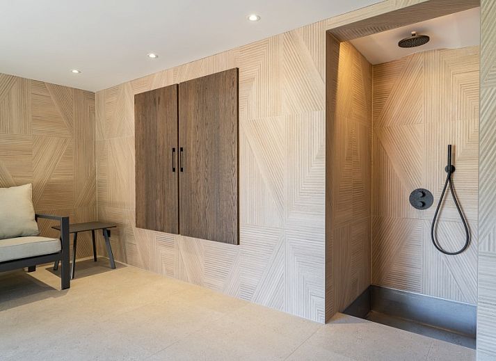 Kind speelt op trampoline bij vakantiehuis MIEKIE in Buren, Ameland, omringd door bomen.