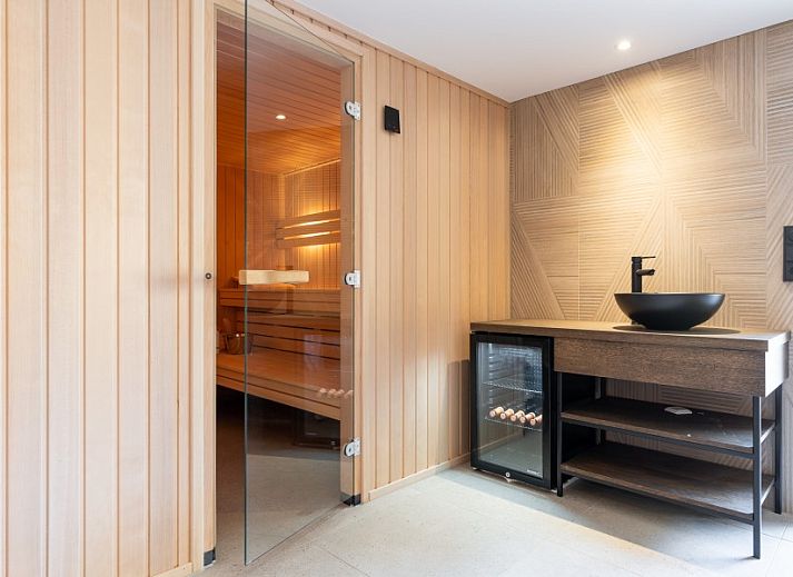 Schommel in de tuin van vakantiehuis MIEKIE in Buren, Ameland, ideaal voor kinderen.