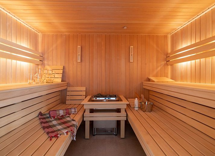 Schommel in de tuin van vakantiehuis MIEKIE in Buren, Ameland, ideaal voor kinderen.