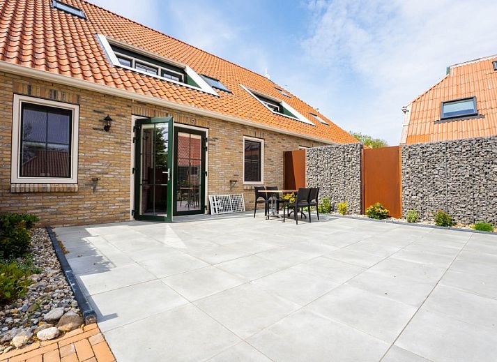 De Witte Brugh-Wohnungen in Buren, Ameland, mit einzigartigen Kunstwerken am Eingang.