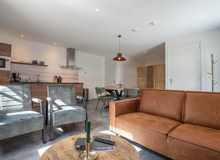 De Witte Brugh-Wohnungen in Buren, Ameland, mit einzigartigen Kunstwerken am Eingang.