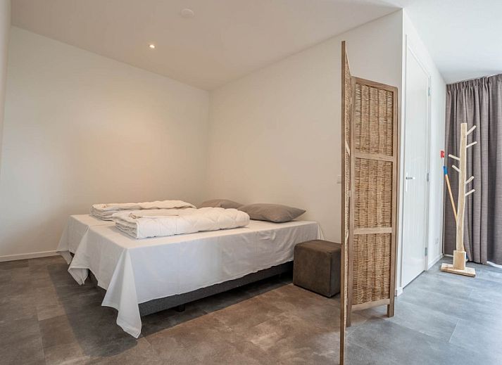 De Witte Brugh-Wohnungen in Buren, Ameland, mit einzigartigen Kunstwerken am Eingang.