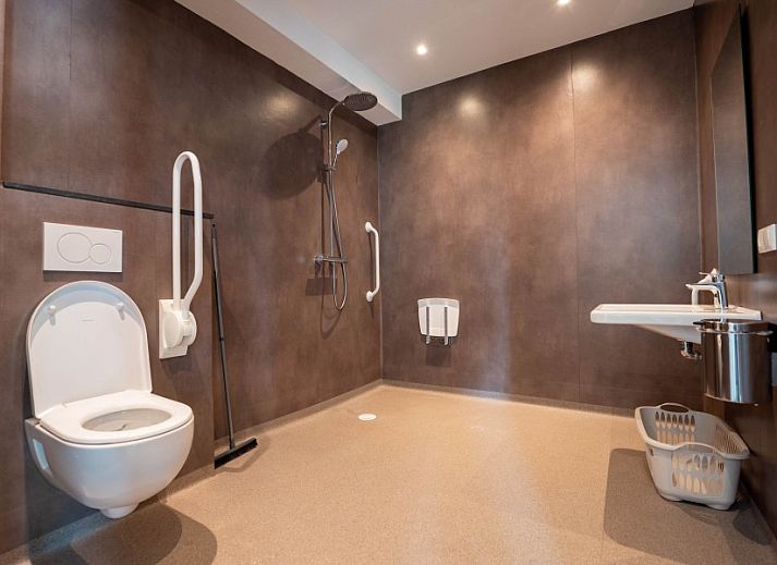 Sonnige Terrasse der Wohnungen von De Witte Brugh in Buren, Ameland, mit modernem Aussenbereich.