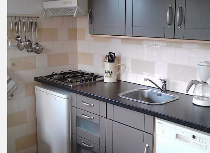 Charming cottage in Buren Ameland with sunny veranda and garden.