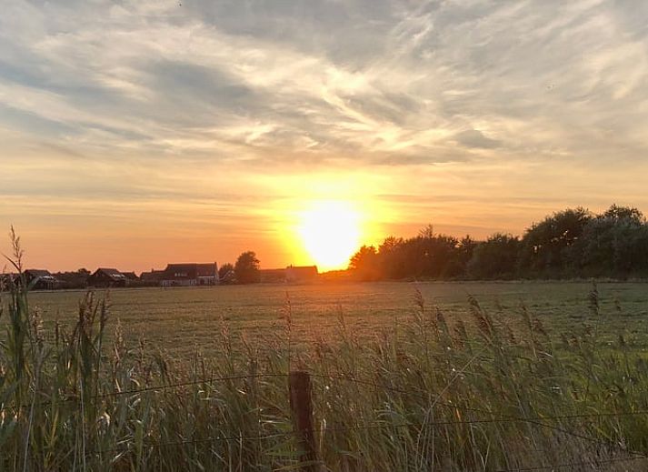 Modern kitchen in Holiday home in Buren Ameland, fully equipped.