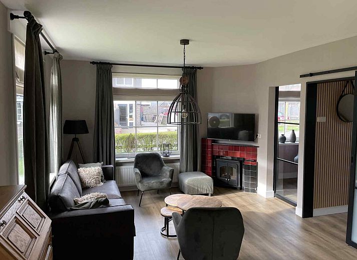 Modern bathroom in vacation home WA003, Buren, Ameland with spacious shower and stylish finish.