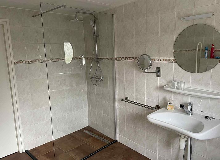 Modern bathroom in vacation home WA003, Buren, Ameland with spacious shower and stylish finish.