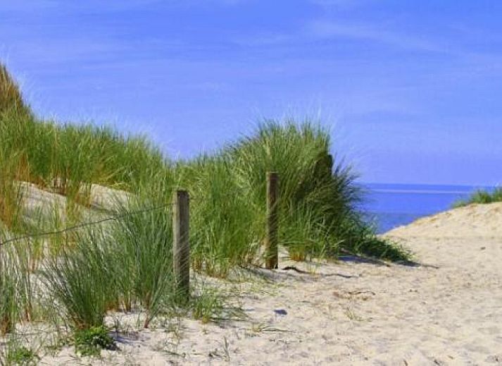 Modern bathroom in vacation home WA003, Buren, Ameland with spacious shower and stylish finish.