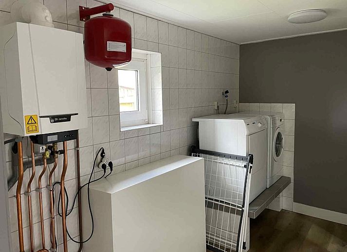 Cozy dining room in vacation home WA003, Buren, Ameland with round table and country style.