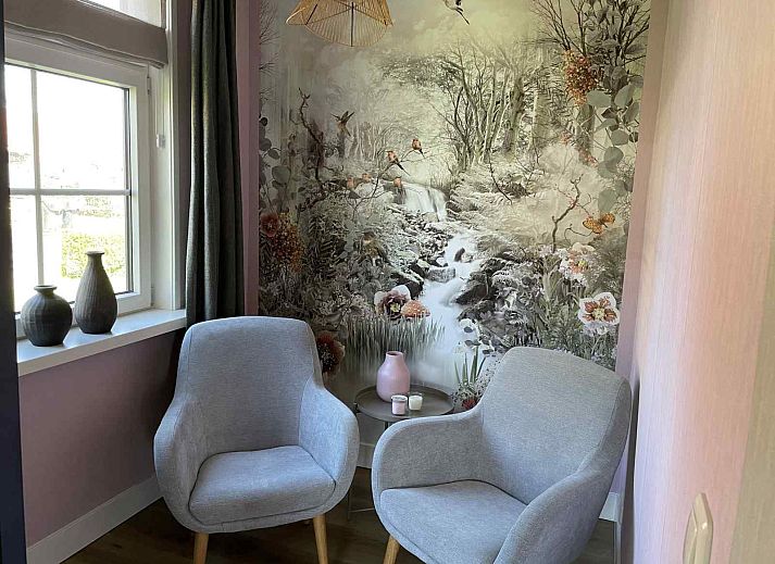 Cozy dining room in vacation home WA003, Buren, Ameland with round table and country style.