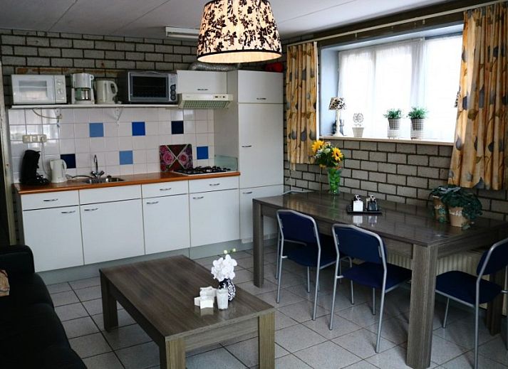 Pondarosa-Wohnung in Buren, Ameland, mit charmanter Fassade und gruenem Garten, ideal fuer einen entspannten Aufenthalt auf den Watteninseln.