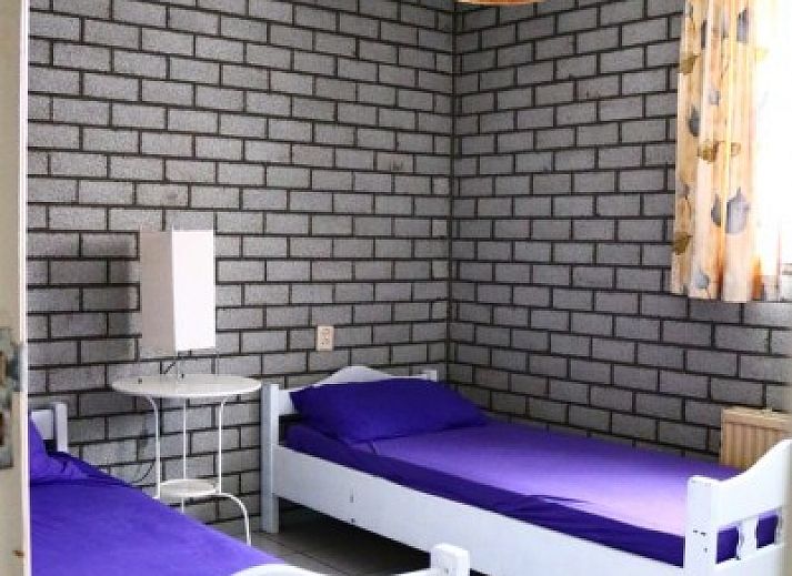 Pondarosa-Wohnung in Buren, Ameland, mit charmanter Fassade und gruenem Garten, ideal fuer einen entspannten Aufenthalt auf den Watteninseln.