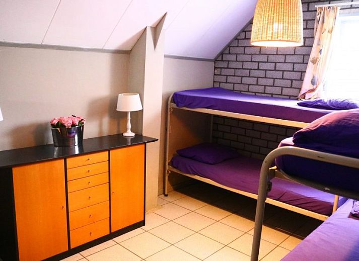 Pondarosa-Wohnung in Buren, Ameland, mit charmanter Fassade und gruenem Garten, ideal fuer einen entspannten Aufenthalt auf den Watteninseln.