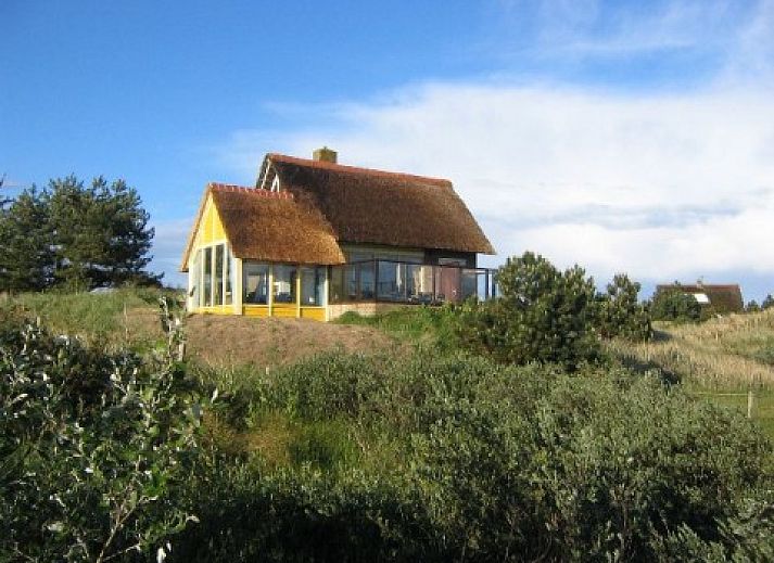 Markerwaard bungalow in Nes, Ameland with thatched roof and panoramic views of the Wadden Islands.