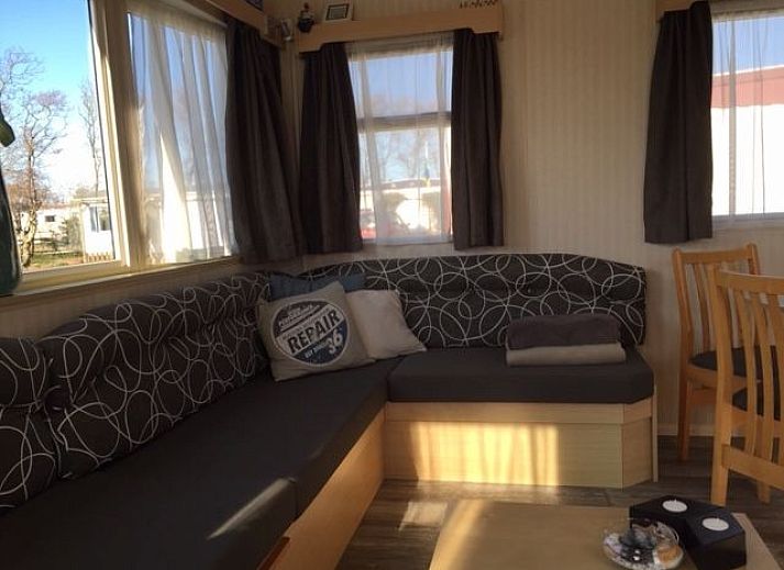 Mobile home De Hout in Buren, Ameland offers comfortable vacation accommodation on the Wadden Islands.