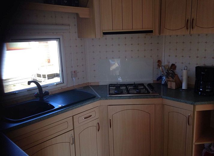 Cozy living room in mobile home De Hout, Buren, Ameland, with spacious sitting area and lots of light.