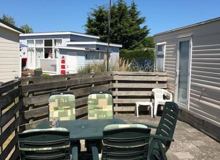 Cozy living room in mobile home De Hout, Buren, Ameland, with spacious sitting area and lots of light.