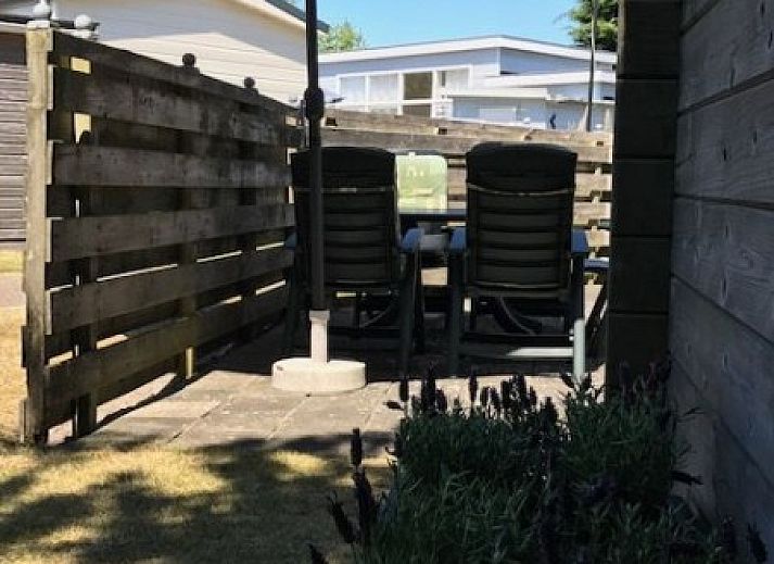 Cozy living room in mobile home De Hout, Buren, Ameland, with spacious sitting area and lots of light.