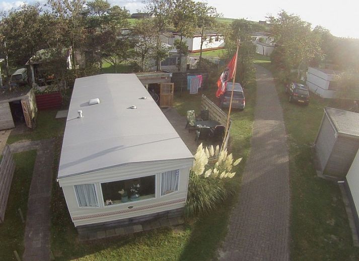 Cozy living room in mobile home De Hout, Buren, Ameland, with spacious sitting area and lots of light.