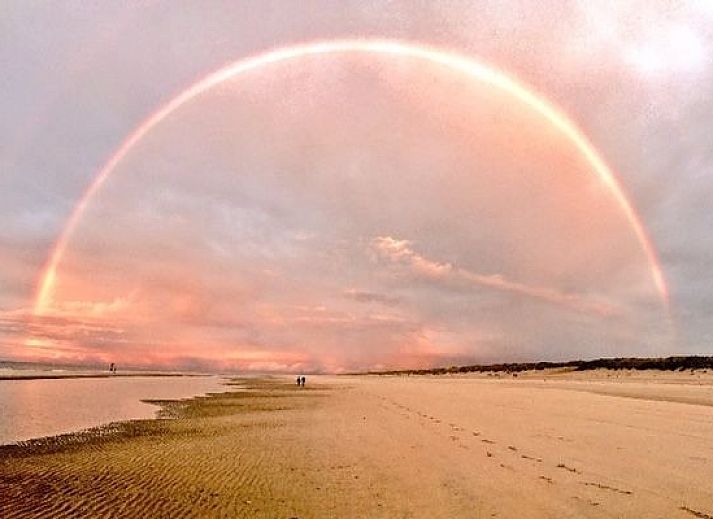Dining area in mobile home De Hout, Buren, Ameland, ideal for cozy meals during your vacation.