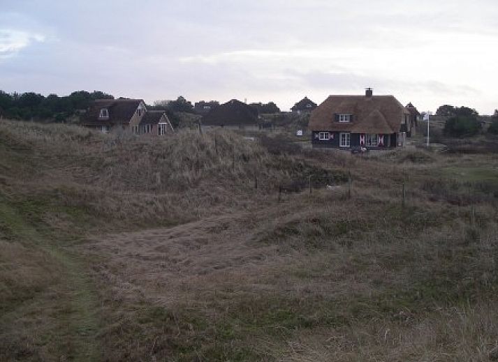 Roxboro vacation home in Buren, Ameland with thatched roof and modern architecture.