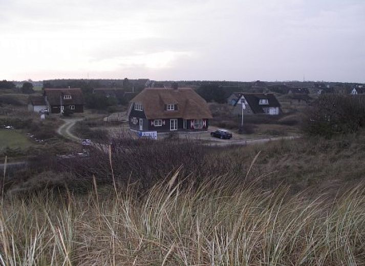 Roxboro vacation home in Buren, Ameland with thatched roof and modern architecture.