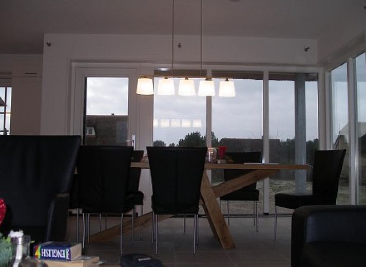 Roxboro vacation home in Buren, Ameland with thatched roof and modern architecture.