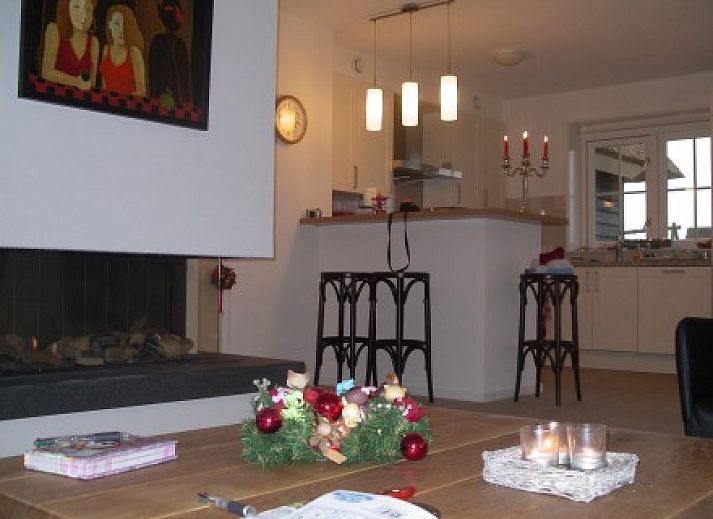 Roxboro vacation home in Buren, Ameland with thatched roof and modern architecture.